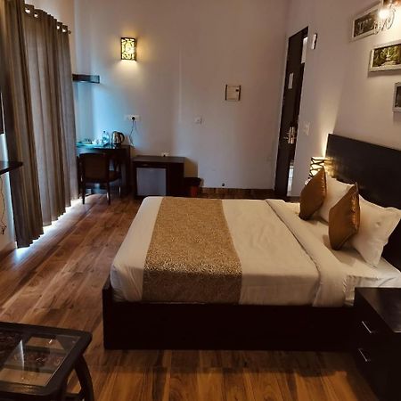 Pearl Suites At Omex Entrenity Vrindāvan Екстериор снимка