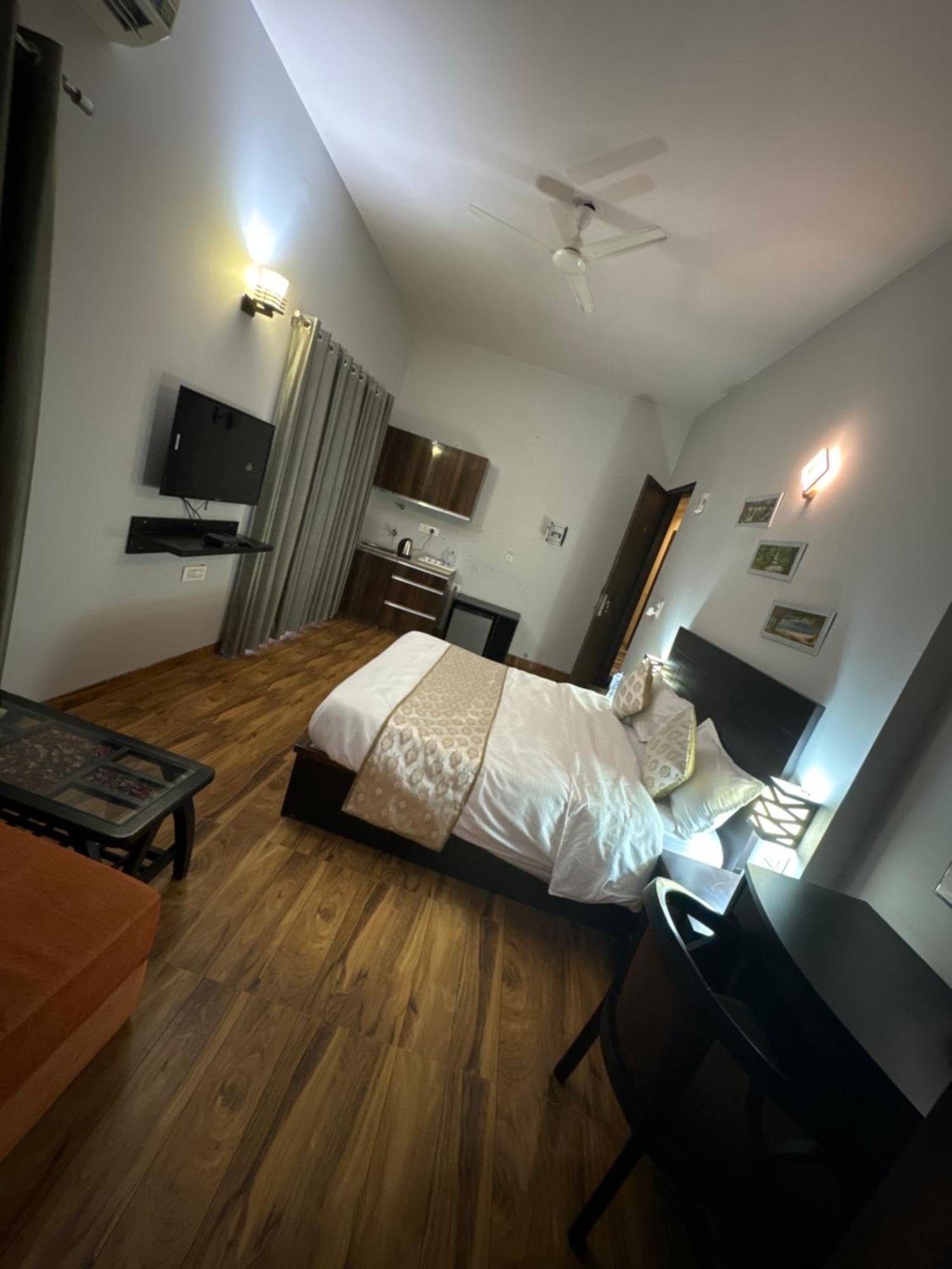 Pearl Suites At Omex Entrenity Vrindāvan Екстериор снимка