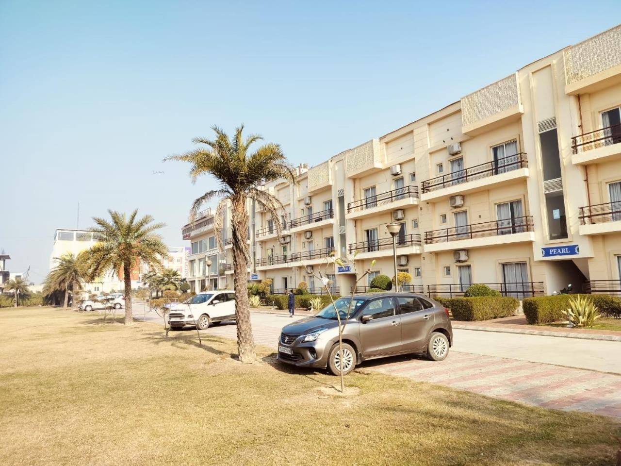 Pearl Suites At Omex Entrenity Vrindāvan Екстериор снимка