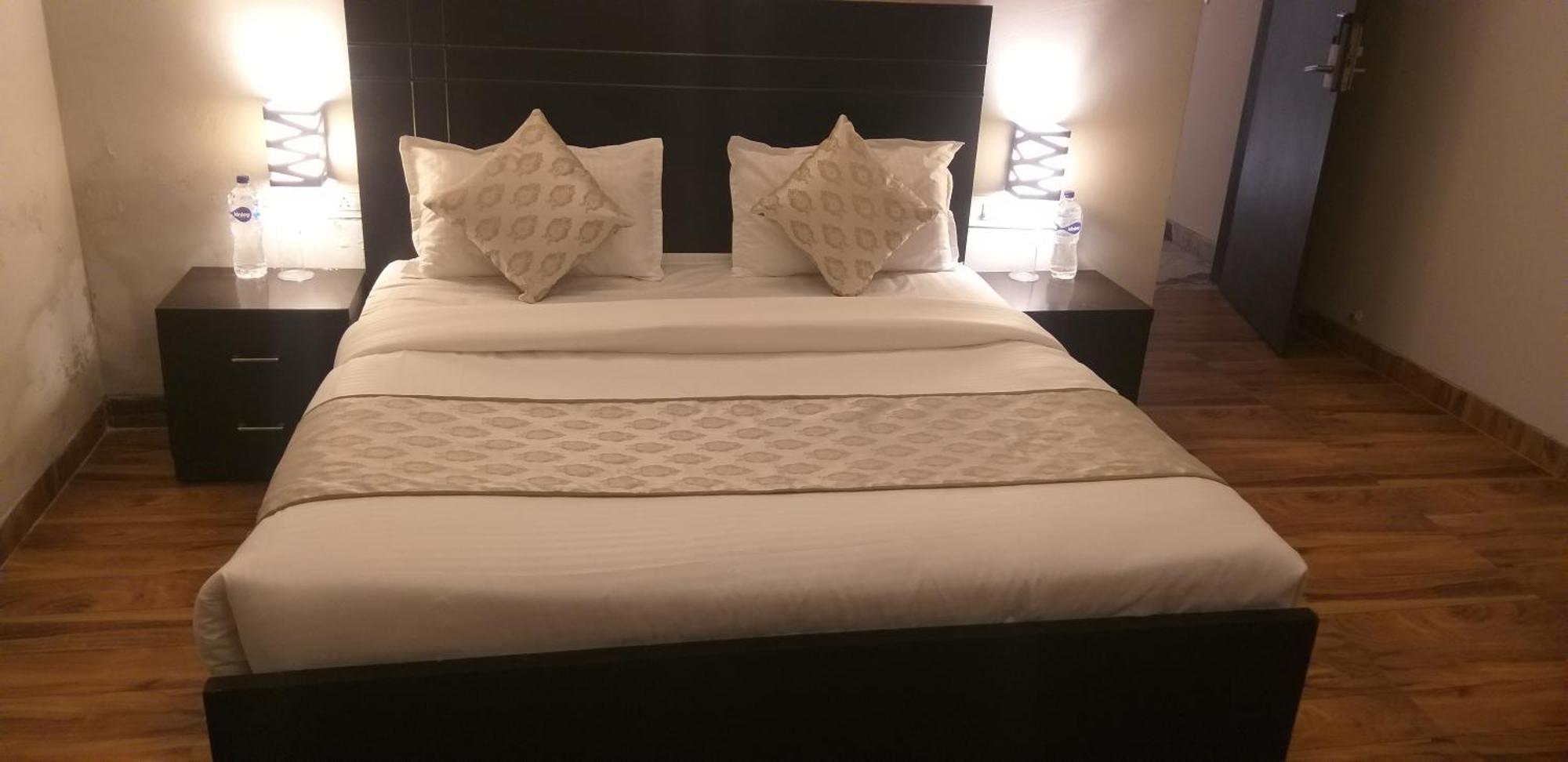 Pearl Suites At Omex Entrenity Vrindāvan Екстериор снимка
