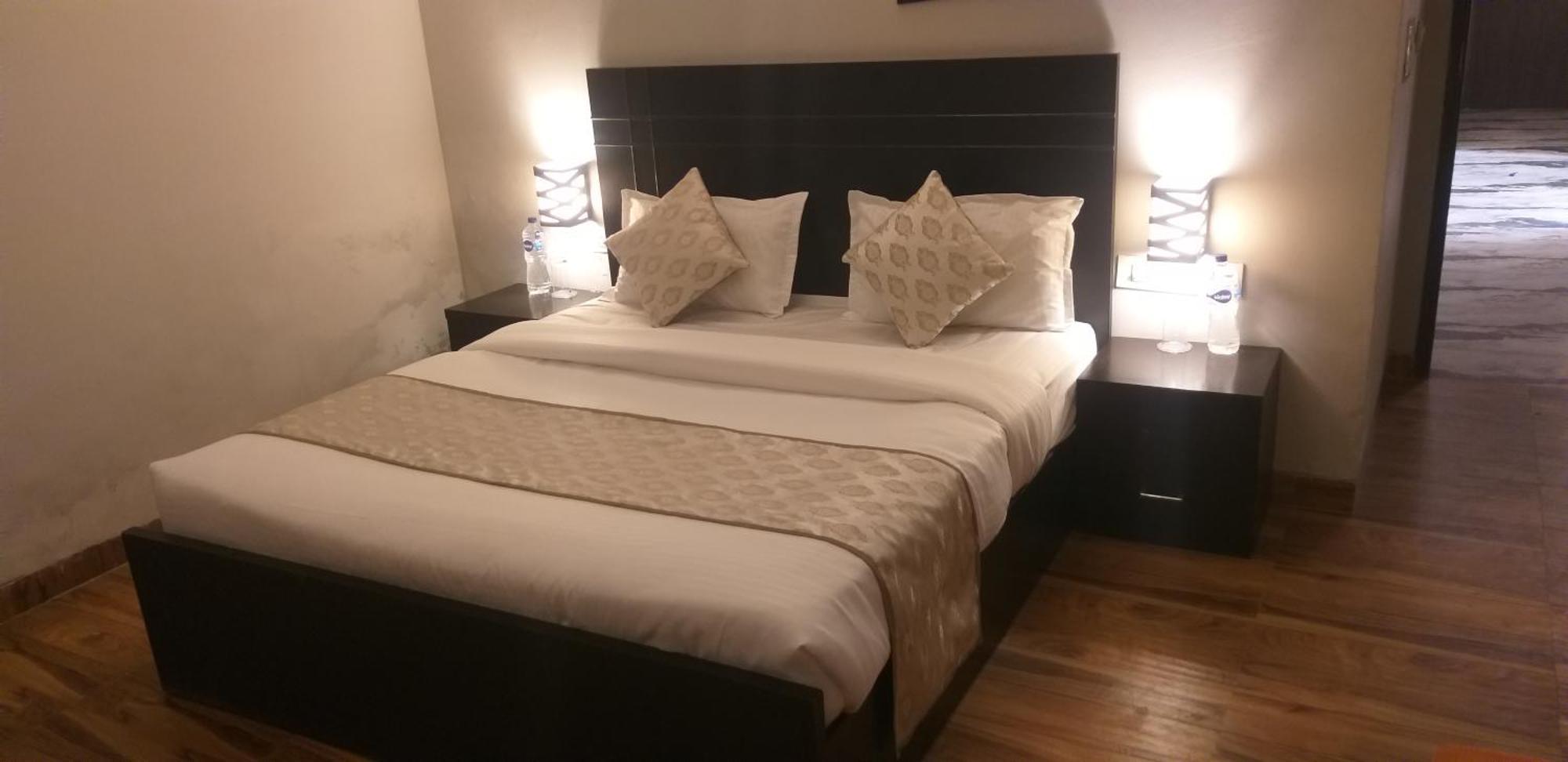 Pearl Suites At Omex Entrenity Vrindāvan Екстериор снимка