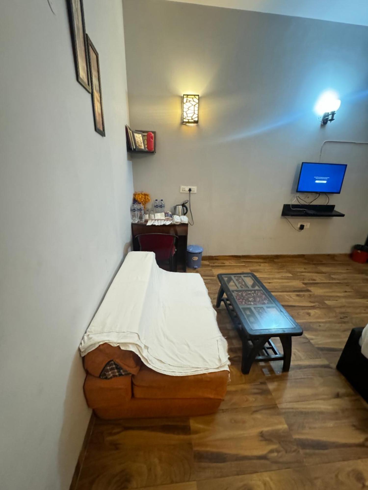 Pearl Suites At Omex Entrenity Vrindāvan Екстериор снимка