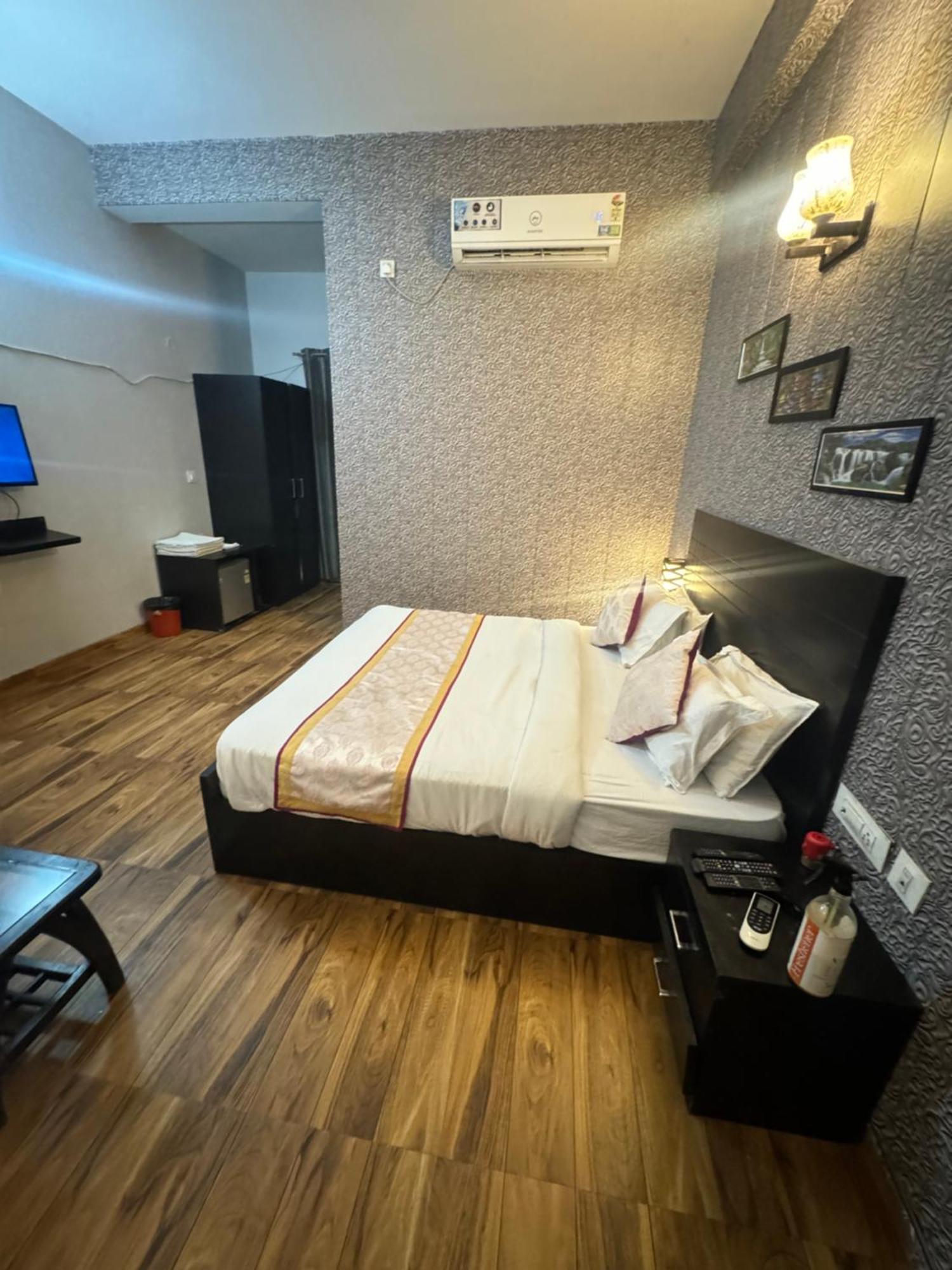 Pearl Suites At Omex Entrenity Vrindāvan Екстериор снимка