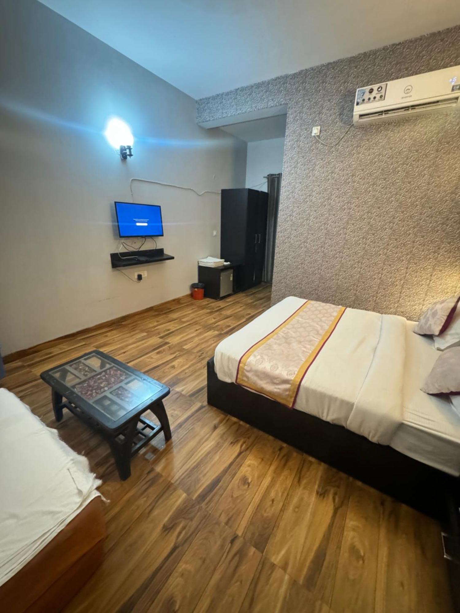 Pearl Suites At Omex Entrenity Vrindāvan Екстериор снимка